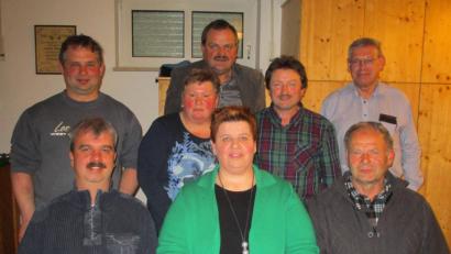 Bild: ws
Neuwahlen standen auf dem Programm der Versammlung des Heimatvereins. Dabei wurde Petra Gleißner zur neuen Vorsitzenden gewählt. Im Bild die neue Vorstandschaft (vorne von links): Kassier Christian Friedl, Vorsitzende Petra Gleißner und 2. Vorsitzender Konrad Fischer sowie (hinten von links) Kassenprüfer Thomas Richtmann, Beisitzer Melanie Schmidkonz, Kassenprüfer Michael Schedl, Schriftführer Hermann Lobinger und Beisitzer Peter Knott.