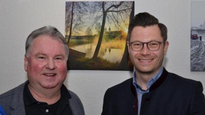 Bild: hcz
Architekt und Fotograf Martin Gebhardt (links) zeigt im Abgeordnetenbüro von MdL Christoph Skutella seine mit dem I-Phone aufgenommenen Bilder. Im Hintergrund eine Aufnahme des Klosters Speinshart.