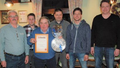 Bild: sche
Der neu gewählte Ortsvorstand von Krumbach (von links): Der bisherige Ortsvorsitzende Johann Birner, Christoph Schwab, Johann Lotter, Markus Lautenschlager, Christian Reindl und Franz-Josef Kohl, der neue Sprecher des Gremiums.