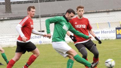 Bild: heh
Griesbachs Jakub Smoranc (Mitte) war der gefeierte Mann. Von Nico Fenzl (links) und Florian Burger nicht zu stoppen, schoss der Angreifer zum 2:1-Sieg seiner Mannschaft beim ASV Waldsassen ein.