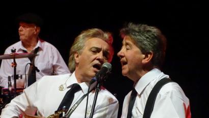 Bild: Wolfgang Houschka
Die tragenden musikalischen Eckpfeiler der britischen Band The Hollies: Schlagzeuger Bobby Elliott, Sänger Peter Howarth (Mitte) und Gitarrist Tony Hicks. Elliott und Hicks waren im Jahr 1963 Gründungsmitglieder der unterdessen längst legendären Gruppe, die ihren Namen von dem Rock -’n’-Roll-Sänger Buddy Holly ableitete.