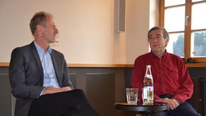 Bild: esa
Der Holocaust-Überlebende Josef Salomonovic (rechts), genannt Pepek, im Gespräch mit Jörg Skriebeleit, Leiter der KZ-Gedenkstätte Flossenbürg.