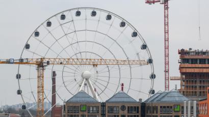 Bild: Peter Kneffel/dpa
Das Riesenrad "Hi-Sky München" ragt über die Dächer der angrenzenden Gebäude.