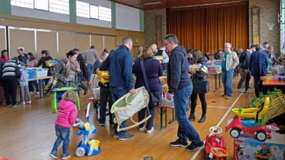 Bild: twi
Beim Spielzeugbasar finden die zahlreichen Interessenten ein breites Angebot an Spielsachen, Fahrzeugen und Gebrauchsgegenständen rund ums Kind vor.
