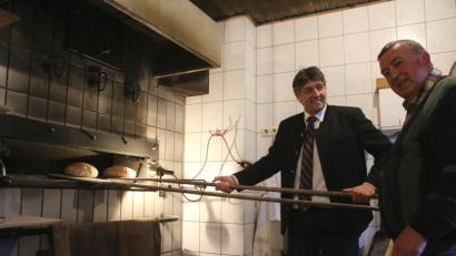 Bild: sne
Die beiden Vorsitzenden des neuen "Brot- und Backverein Stadtmühle" Edgar Knobloch (links) und Hans Speckner holen frischgebackenes Brot aus dem Holzofen.