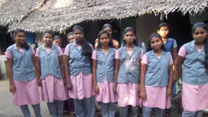 Bild:  Pennoraj Tharmakkan
Mit Spenden von "Zukunft in Würde" wird auch einheitliche Schulkleidung mitfinanziert.