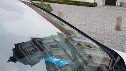 Bild: exb
Lutscher für Richtigparker: Wer sein Auto korrekt abgestellt hat, durfte sich am Freitag und am Samstag in Waldsassen (Bild) und in Mitterteich über eine kleine Aufmerksamkeit der kommunalen Verkehrsüberwacher freuen.