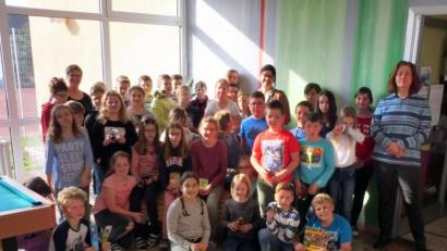 Bild: exb
Im Bild (von links) Klassenleiterin Susanne Götz, Rektorin Inge Dick und Geschäftsstellenleiterin Ursula Schimmel mit den jungen Sammlern.