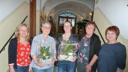 Bild: bir
Michaela Heldwein-Keim von der NBH Bärnau bedankte sich bei Dr. Margarete Pickert und Dr. Cordula Köhler-Weinrich für ihre aufschlussreichen und informativen Vorträge mit einem kleinen Blumenpräsent. Von links: Michaela Heldwein-Keim (NBH), Frau Dr. Cordula Köhler-Weinrich, Frau Dr. Margarete Pickert, Maria Gleißner und Gerlinde Lode (NBH).