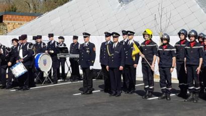 Bild: exb
Die Eröffnung des neuen Feuerwehrgerätehauses verlief nach strengem Zeremoniell. Auch ein Musikkorps war dabei.