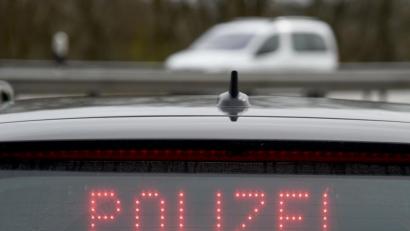 Symbolbild: Carsten Rehder/dpa
Auf der B 299 zwischen Amberg und Ursensollen hat die Polizei vier Afghanen aufgegriffen: Sie wurden offenbar von einem Schleuser in einem Auto hierher gebracht und dann einfach an der Straße ausgesetzt.