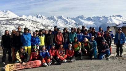 Bild: mor
Skifahren und Genießen wie Gott in Frankreich war für die Skifreunde der DJK-Pressath angesagt. Vor der Kulisse des Mont Blancs stellte sich die internationale Truppe zum Gruppenbild. Bernhard Scharf (zweiter von rechts) hatte die einwöchige Fahrt in die Skiregion „Paradiski“ organisiert.