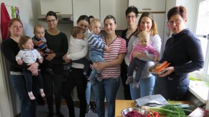 Bild: jzk
Diätassistentin Barbara Michalski (rechts) bereitete mit den jungen Müttern gesunde und schmackhafte Gerichte für ihre Kleinkinder zu.