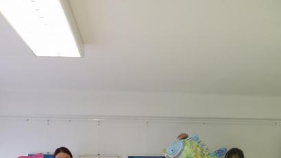 Bild: jzk
Große Mühe gab sich die Künstlergruppe MALWAS bei der Neugestaltung der Fliegenden Fische. Auch Jessika Wöhrl-Neuber (hinten links) und Susanne Vonhoff (hinten rechts) machten bei dieser Kreativaktion mit.