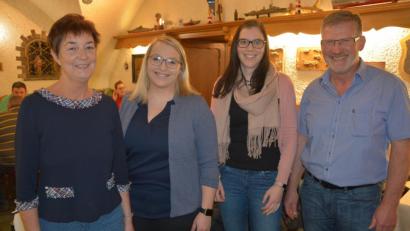 Bild: jr
Jugendbeauftragter Johann Wurm dankte der scheidenden Ursa Pilz (links) für elf Jahre Arbeit am Ferienprogramm. Neu im Boot der Stadt Waldsassen in Sachen Ferienprogramm sind stellvertretende Jugendbeauftragte Katja Bloßfeldt (Zweite von links) und Tina Kastl von der Stadtverwaltung.