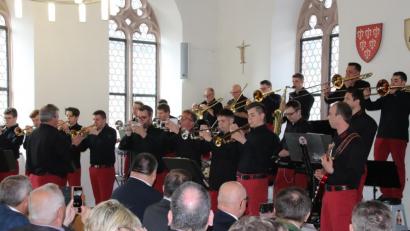 Bild: cog
Rheinische Karnevalsstimmung zaubert das Trompeterkorps Eefelkank aus Eschweiler in die Oberpfalz.
