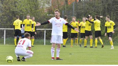 Bild: Ziegler
Während die FC-Spieler im Hintergrund den Treffer zur 2:0-Führung durch Torjäger Martin Popp (rechts) in der 73. Spielminute bejubeln, kauert Inter-Spieler Nicolei Dürbeck (links) enttäuscht am Rasen, Dominik Mikalauskas (Mitte) ist ratlos.