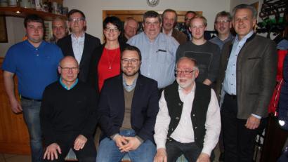 Bild: wro
Matthias Grundler (vorne in der Mitte) bleibt Ortsvorsitzender der Falkenberger CSU. Ergänzt wird das Vorstandsgremium von erfahrenen Mitgliedern. Zur Wahl gratulierte der Mitterteicher Bürgermeister und stellvertretende Landrat Roland Grillmeier (rechts).