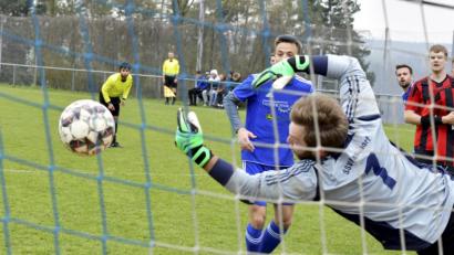 Bild: Ziegler
Unhaltbar für den Paulsdorfer Torhüter Alexander Auer schlug der Schuß des Ensdorfer Stürmers Johannes Luschmann (nicht im Bild) in der langen Torecke zur Ensdorfer Führung in der 44. Spielminute ein.