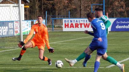 Bild: otr
Martin Pasieka zieht ab, aber Fortuna-Torwart Michael Popp kann den Schuss abwehren: Der SV Etzenricht besiegte den SV Fortuna Regensburg mit 3:1 und wahrte die kleine Chance auf den direkten Ligaverbleib.