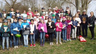 Bild: u
Lauter strahlende Gesichter: Alle 44 Viertklässler der Grundschulen Hirschau und Ehenfelder haben die Radfahrprüfung bestanden. Dazu gratulieren (von rechts): Praktikant Fabian Freitag, Konrektorin Susanne Kasberger, die Polizeibeamten Horst Strehl und Harald Heselmann, Lehrer Alois Feyrer sowie (hintere Reihe) Sparkassenleiter Dominik Merkel (ab Zweiter von rechts) und Verkehrswacht-Vorsitzender Hubert Ritz.