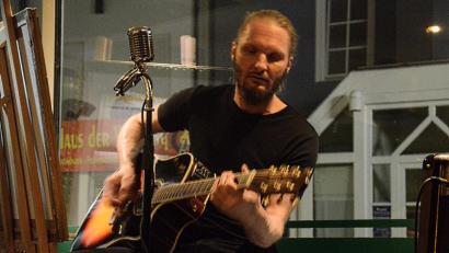 Bild: Kunz
Singer/Songwriter Colbinger beim Schaufensterkonzert in der "Milchbar".