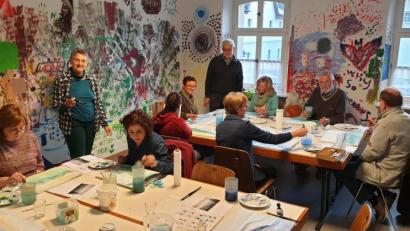 Bild: jzk
„Es ist noch kein Meister vom Himmel gefallen“ tröstete Günter Haslbeck (stehend) die Anfänger beim Aquarellmalkurs im Familienzentrum Mittendrin.