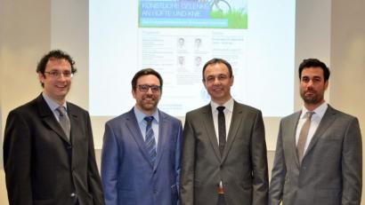 Bild: exb/Claudia Seitz
Chefarzt Dr. Horst Schneider (Zweiter von rechts) und Leitender Oberarzt Nico Stirn (links) standen zusammen mit den Oberärzten Dr. Helge Hasselberg (Zweiter von links) und Dr. Wolter Morris (rechts) Rede und Antwort beim Patientenforum am Krankenhaus St. Barbara.