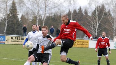 Bild: Rudolf Gebert
Felix Kraus vom SV Plößberg (rotes Trikot) kommt, hart bedrängt von Simon Fleischmann (VfB Mantel), zum Schuss, aber ein Torerfolg war damit nicht verbunden. Der VfB Mantel entführte mit einem 2:1-Sieg alle drei Punkte vom SV Plößberg.