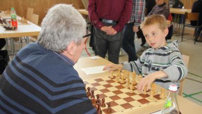 Bild: frd
Auch das macht den Reiz dieser Schach- Oberpfalzmeisterschaft aus: Hier spielt ein Achtjähriger, seinen Kontrahenten genau im Blick, gegen einen 72-Jährigen. Wie es ausgegangen ist, wird nicht verraten.