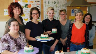Bild: do
VHS-Kurs "Motivtorten": Unser Bild zeigt die Hobby-Konditorinnen mit Expertin Annalena Renner (Mitte).