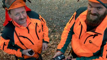 Bild: exb
Die Forstwirte Harald Benker (links) und Florian Lichtblau mit den neuartigen Digitalfunkgeräten, die ihre Arbeit im Wald sicherer und flexibler machen.