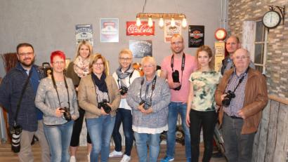 Bild: rpp
Fotograf Hans Walter (links) zeigte den Kursteilnehmern wie man mit manuellen Einstellungen das Ergebnis des Bildes beeinflussen kann.