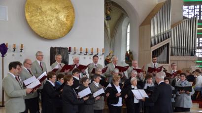 Bild: swo
Die Sängerinnen des Landfrauensingkreises beeindrucken zusammen mit dem Männergesangvereine durch ihre vielfältigen Stimmen die zahlreichen Zuhörer.