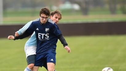 Bild: A. Schwarzmeier
Der Schirmitzer Bastian Dütsch) versucht vergeblich, Maximilian Kuhbandner vom SV Kulmain vom Ball zu trennen.