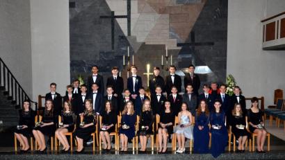 Bild: Foto-Neuber
Diakonin Irene Elsner (Sechste von rechts) und Pfarrer Roland Kurz (Sechster von links) freuten sich mit den Konfirmanden.