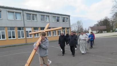 Bild: jzk
Beim Kreuzweg durch die Stadt dachten Gemeindereferent Jochen Gößl und die beiden Geistlichen Konrad Amschl und Dirk Grafe und einige Kinder und Jugendliche an den qualvollen Leidensweg Christi zur Kreuzigung.