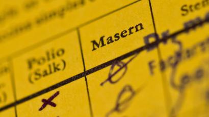 Bild: Daniel Karmann/dpa
Ein Impfbuch mit markierten Feldern für Polio und Masern.