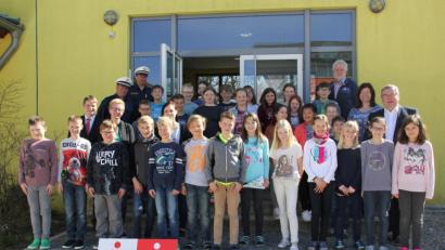 Bild: ads
Gute Leistungen zeigen die Schnaittenbacher Viertklässler bei der Radfahrprüfung, für die sie mit Wimpeln und Ehrenwimpeln von der Polizei ausgezeichnet werden.