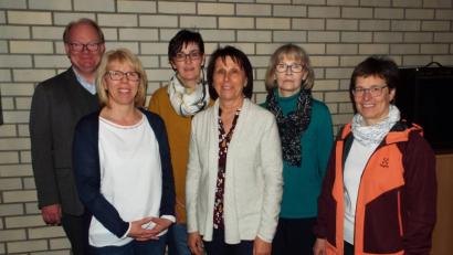 Bild: e
Der Frauenbund Kümmersbruck wählt einen neuen Vorstand (von links): Pfarrer Wolfgang Bauer, Kerstin Gmeiner, Martina Pospiech, Ulrike Gudat, Gabi Pemp und Gemeindereferentin Elisabeth Harlander