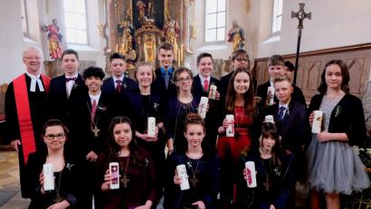 Bild: le
Die evangelische Kirchengemeinde St. Johannes Baptista steht ganz im Zeichen der Konfirmation. Pfarrer Wilfried Römischer (stehend, links) segnet am Altar acht junge Männer und acht junge Frauen.