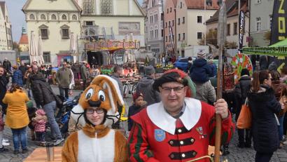 Bild: Kunz
Einer hoppelt, der andere türmt: Der Stadtmarketing-Osterhase und Türmer Christian Stahl beim Aktionstag "Fit in den Frühling".