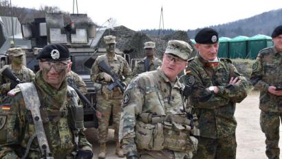 Bild: Alexander Pausch
Der Kommandeur der Panzerbrigade 21, Oberst Ansgar Meyer (von links), der Kommandeur des JMTC, Oberst Joe Hilbert und der Kommandeur der 1. Panzerdivision, Generalmajor Jürgen-Joachim von Sandrart.