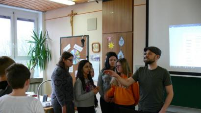 Bild: exb
Philipp Reich (rechts) vom Medienzentrum T1 versorgte die Schüler mit zahlreichen Tipps rund um die Nutzung sozialer Medien.