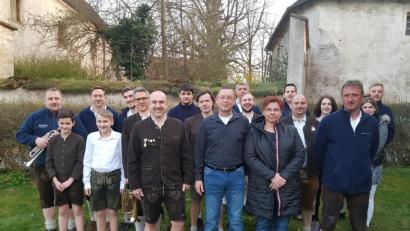 Bild: rdh
Die Blaskapelle Thanhausen gratulierte ihrem Vorsitzenden Klaus Sladky (Zehnter von links) zum „halben Jahrhundert“. Die Grüße des Vereins überbrachte 1. Dirigent Alexander Franz (Siebter von links), 2. Dirigent (hinten links) und 2. Vorsitzender Uwe Franz (Dritter von rechts). Mit im Bild ist die Ehefrau des Geburtstagskindes Sabine Sladky (Siebte von rechts).