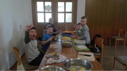 Bild: wmi
Sichtlich Freude hatten die sechs Kommunionkinder beim Zubereiten der Suppe für das Fastenessen. Gut 70 Pfarrangehörige ließen sich die Suppe im Pfarrheim schmecken.