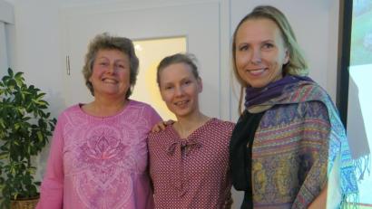 Bild: Hirsch
Die slowenische Autorin Sabina Topolovec (rechts) stellte das neue Buch „Heilkräuter und Gewürze gegen Schmerzen“ vor, das Karin Hladnik (Mitte) ins Deutsch übersetzte. Links Gastgeberin Friedigarda Lingl.