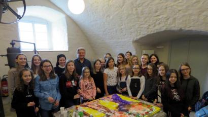 Bild: ubb
Stolz zeigt die Klasse 6a, was im Benefizprojekt entstanden ist. Künstler Tom Brankovic und die stellvertretende Schulleiterin, Schwester Raphaela, sind sehr zufrieden.