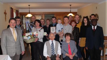 Bild: Susanne Forster
Der Jubilar Engelbert Lippert und Ehefrau Franziska (vorne), mit Gratulanten der Freiwilligen Feuerwehr Großkonreuth, des Obst- und Gartenbauvereins Großkonreuth, zweitem Bürgermeister Walter Frank, Pfarrer Charles Ifemeje sowie seinen Kindern, Enkeln und Urenkel Louis.