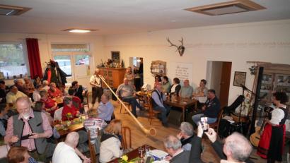 Bild: fvo
Martin Zellner aus Lennesrieth spielte erstmals auf seinem Alphorn